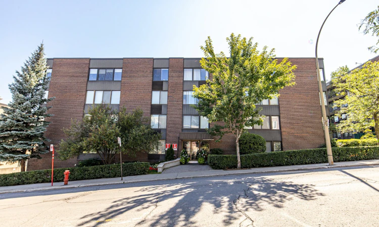 202-3450 Redpath Rue