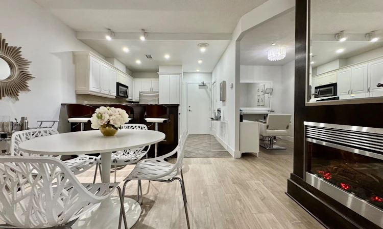 706-393 King Street W