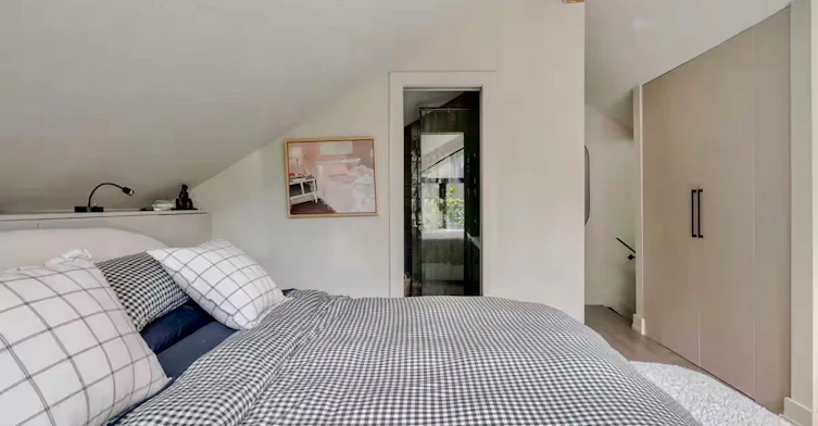 31 Elmer Avenue Garden, Toronto, ON, M4L 3R6 - 11