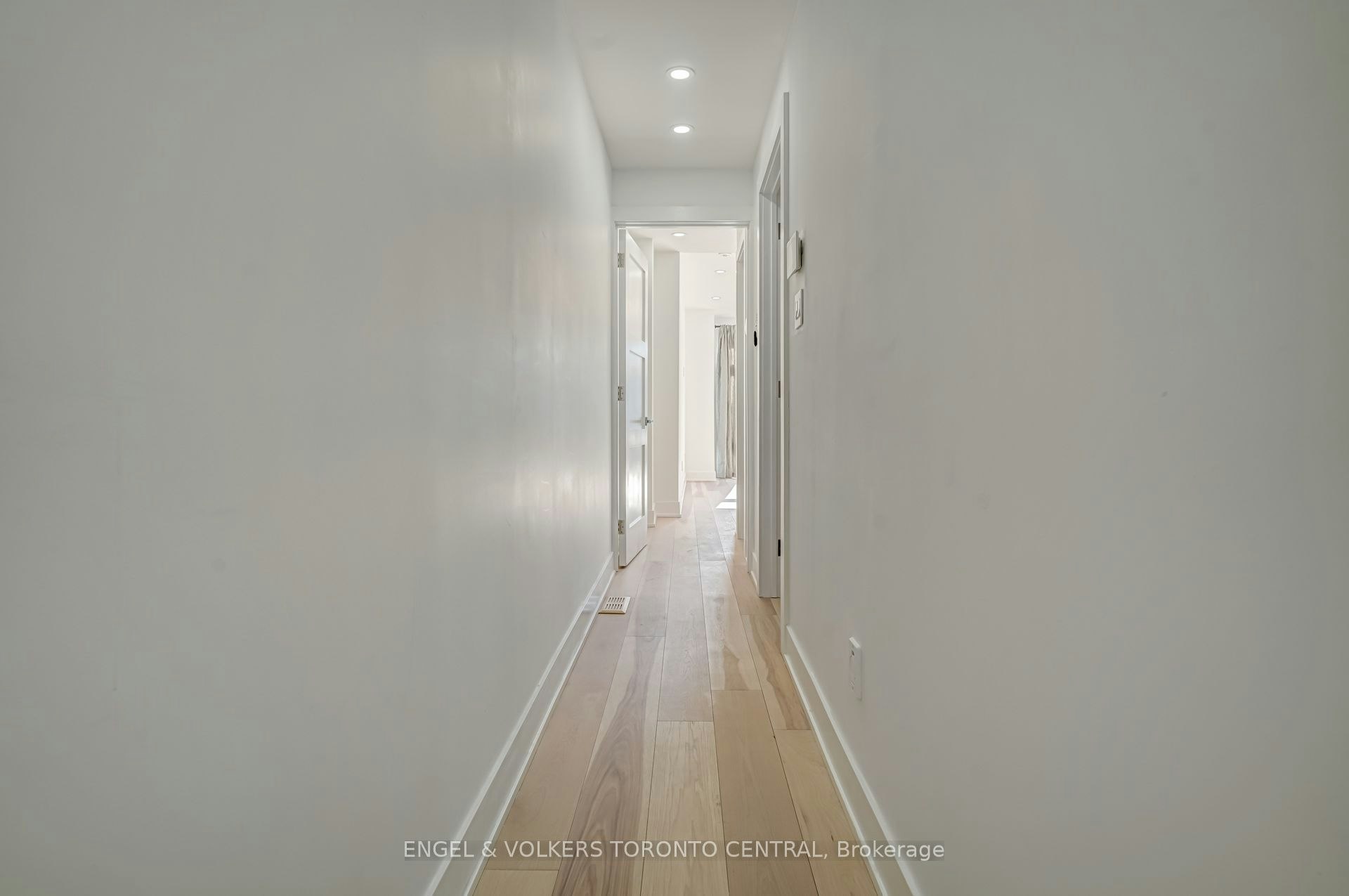 230 Willow Avenue, Toronto, ON, M4E 3K7 - 10