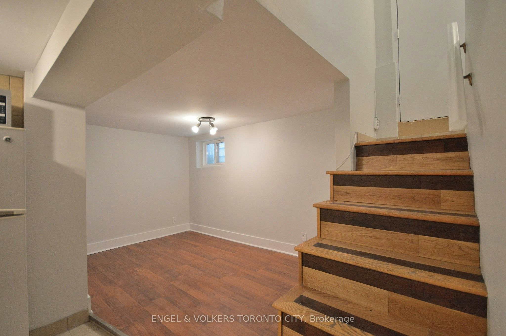 1801 Dundas Main & Basement Street E, Toronto, ON, M4L 1M4 - 12