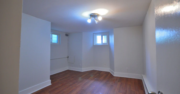 1801 Dundas Main & Basement Street E, Toronto, ON, M4L 1M4 - 17