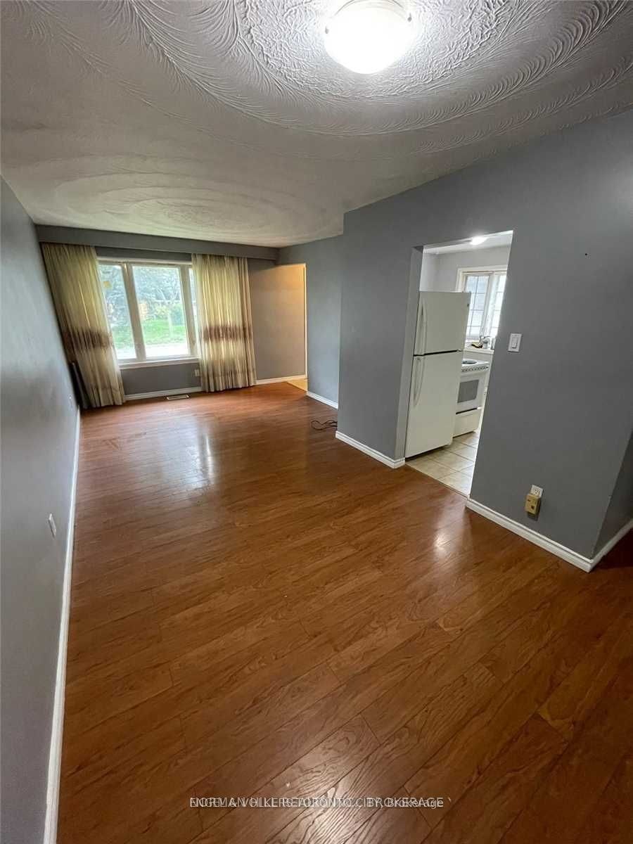 Main-124 Septonne Avenue, Newmarket, ON, L3Y 2W3 - 2