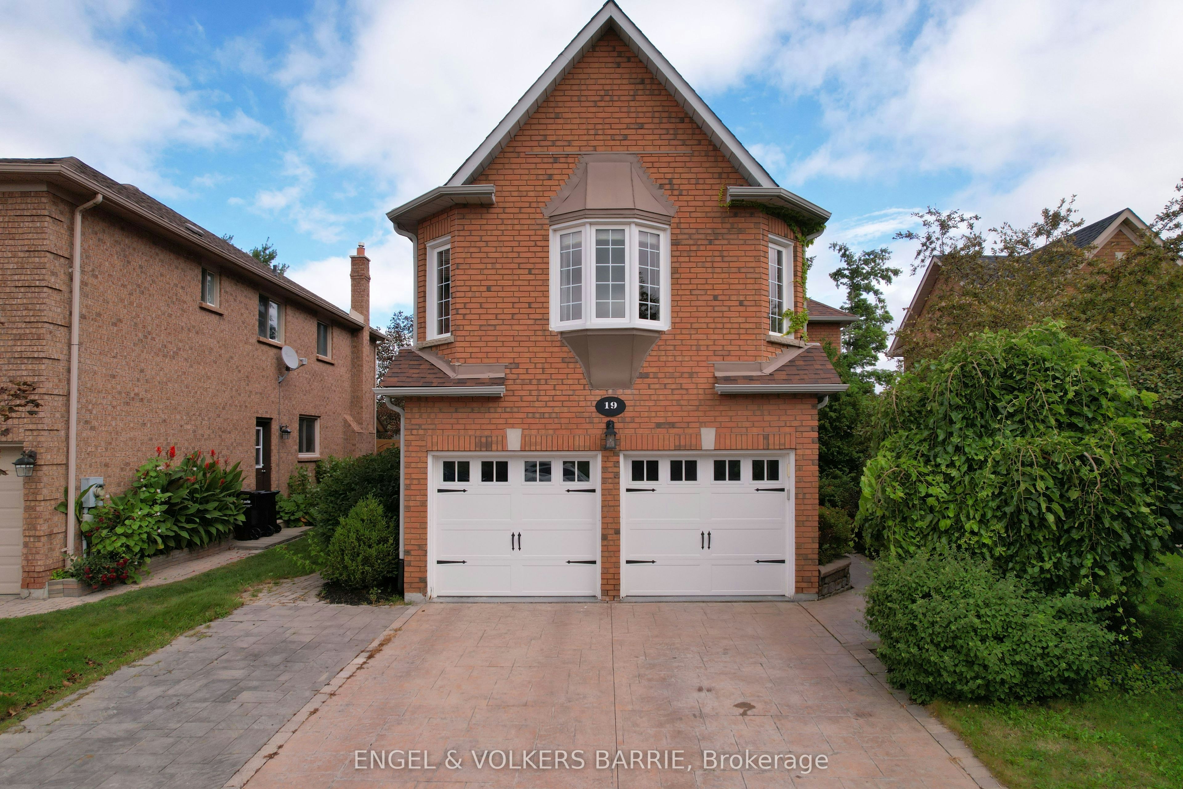 19 Grand Forest Drive, Barrie, ON, L4N 7E7