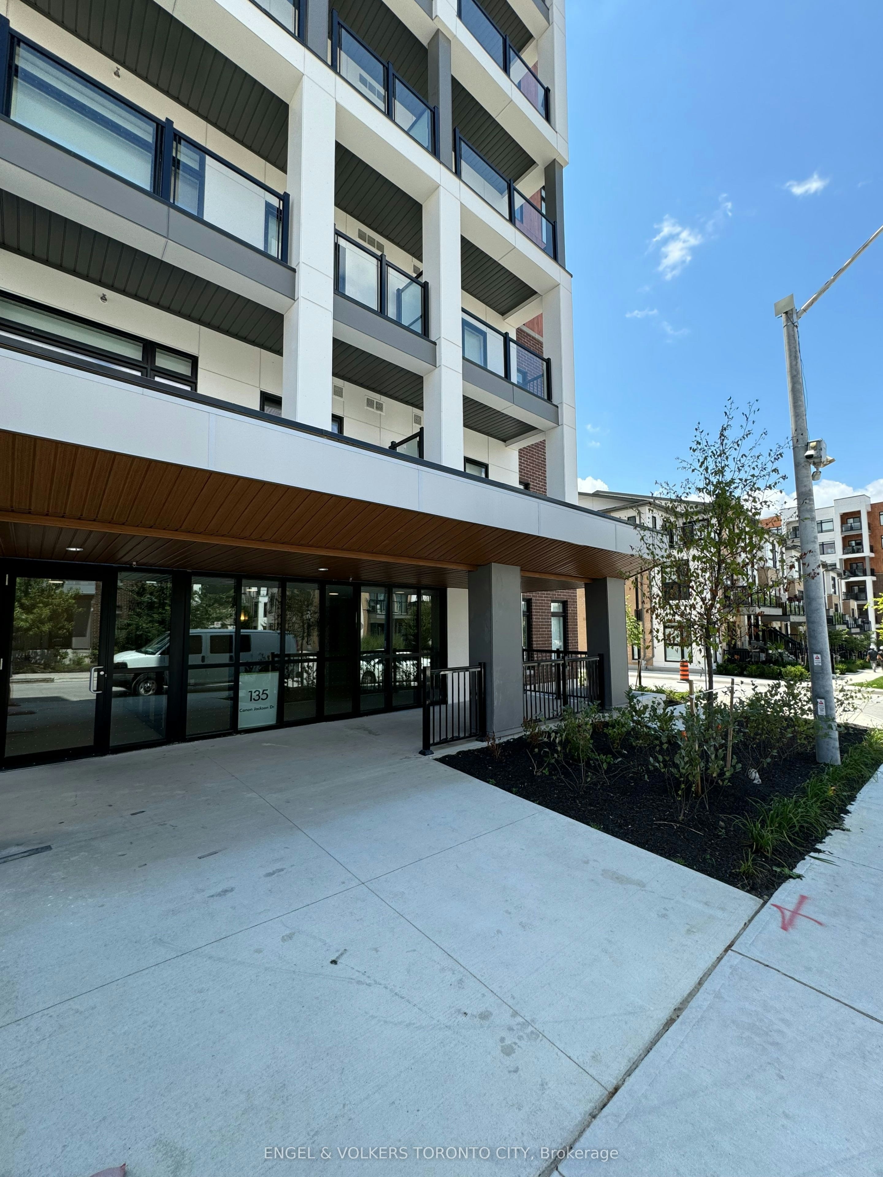 305-135 Canon Jackson Drive, Toronto, ON, M6M 0C4
