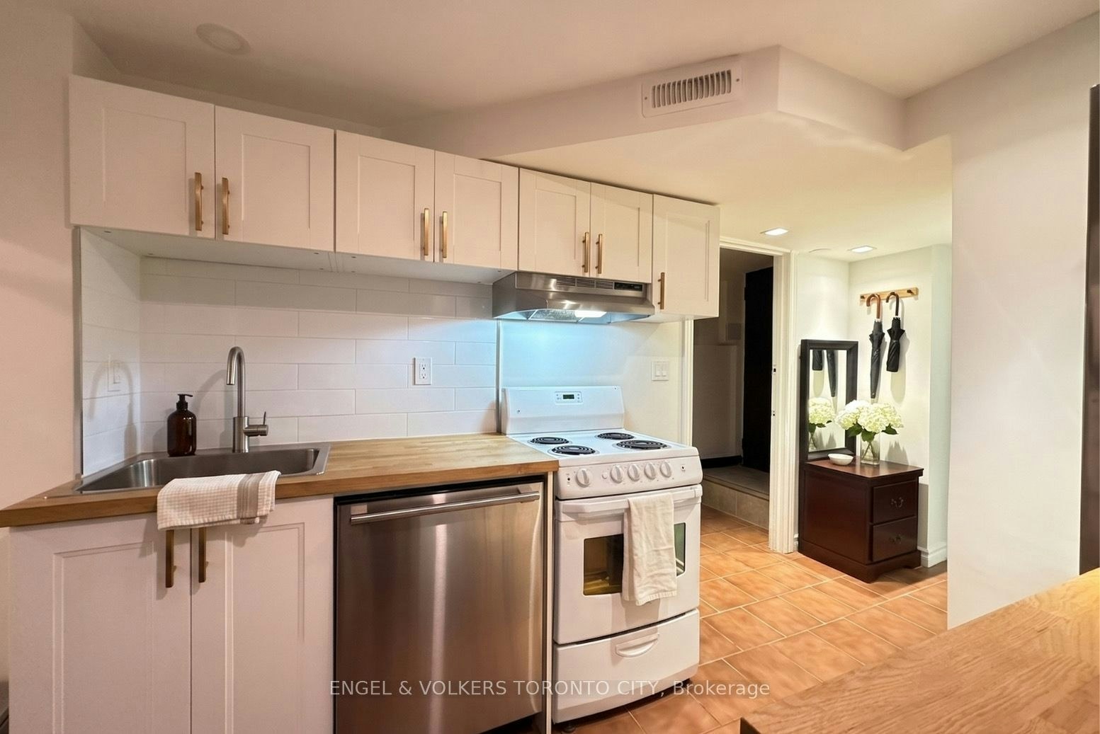 Lower-266 Weston Road, Toronto, ON, M6N 3P5 - 5