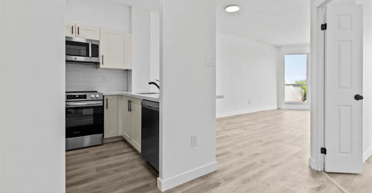 511-2511 Lakeshore Road W, Oakville, ON, L6L 6L9 - 4