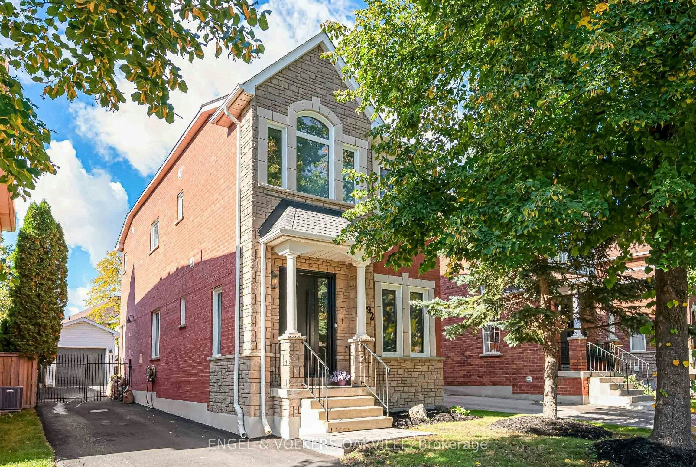 2592 Castle Hill Crescent, Oakville, ON, L6H 6J1