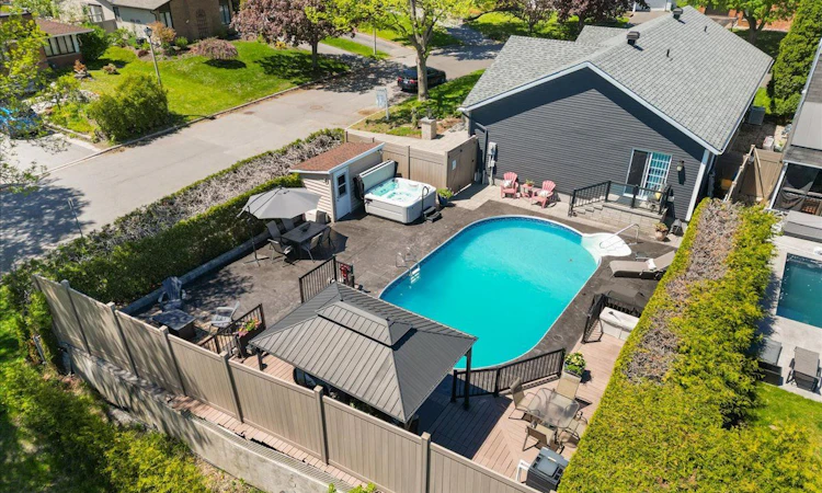 1005 Gold Crescent