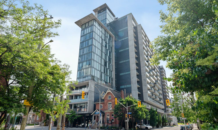 1004-224 Lyon Street N