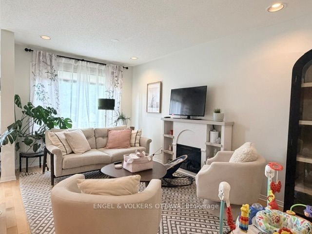 124 Landover Crescent, Ottawa, ON, K2M 2W2 - 2