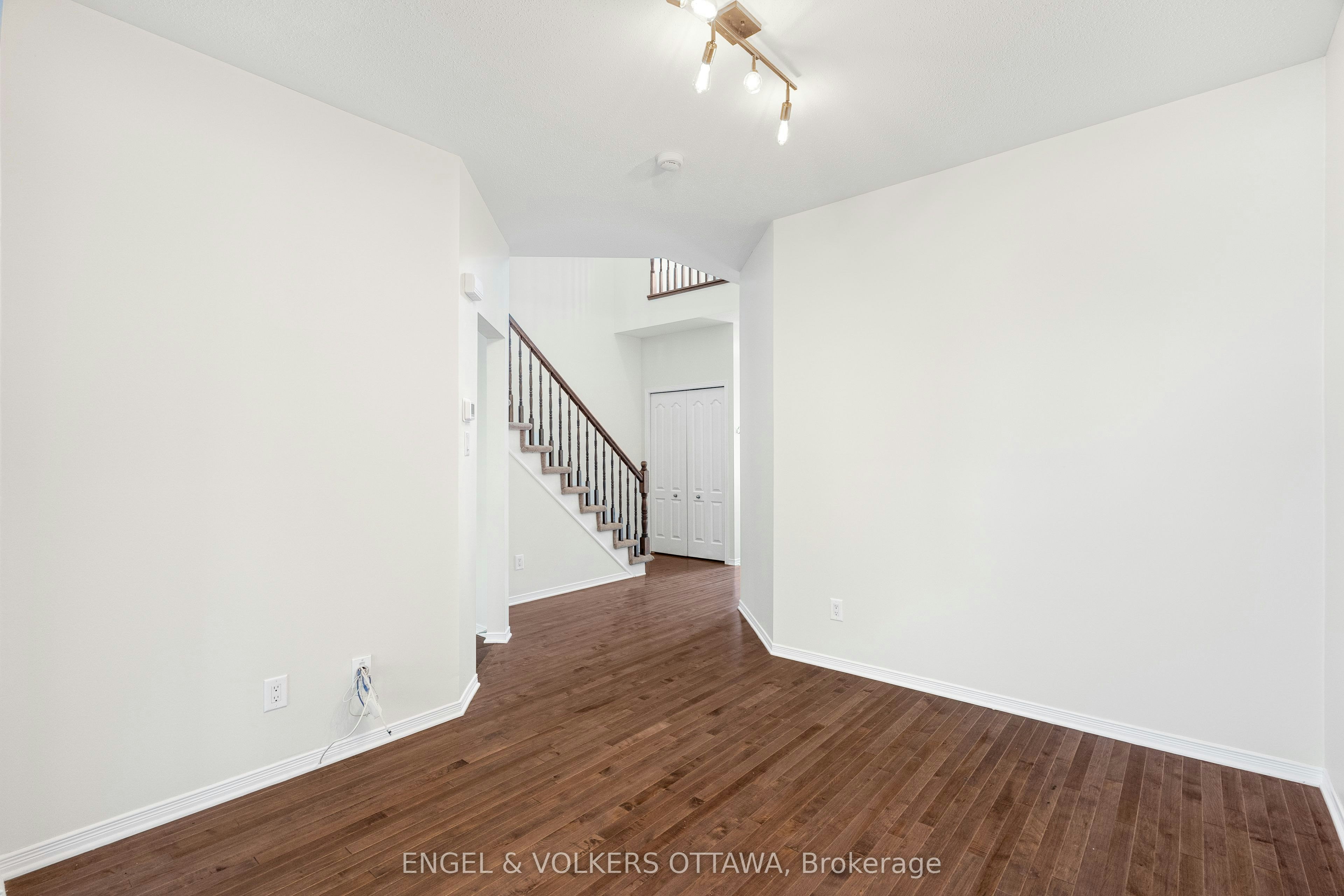 729 Nakina Way, Ottawa, ON, K1V 2H9 - 7