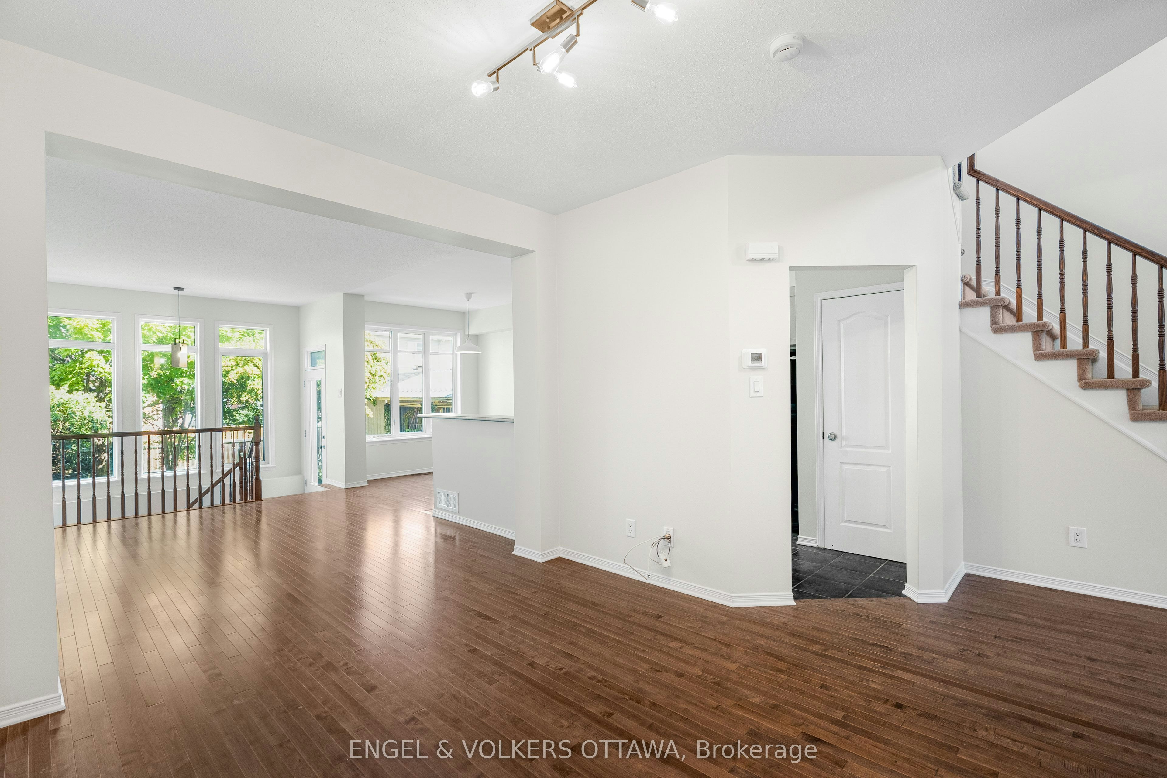 729 Nakina Way, Ottawa, ON, K1V 2H9 - 8