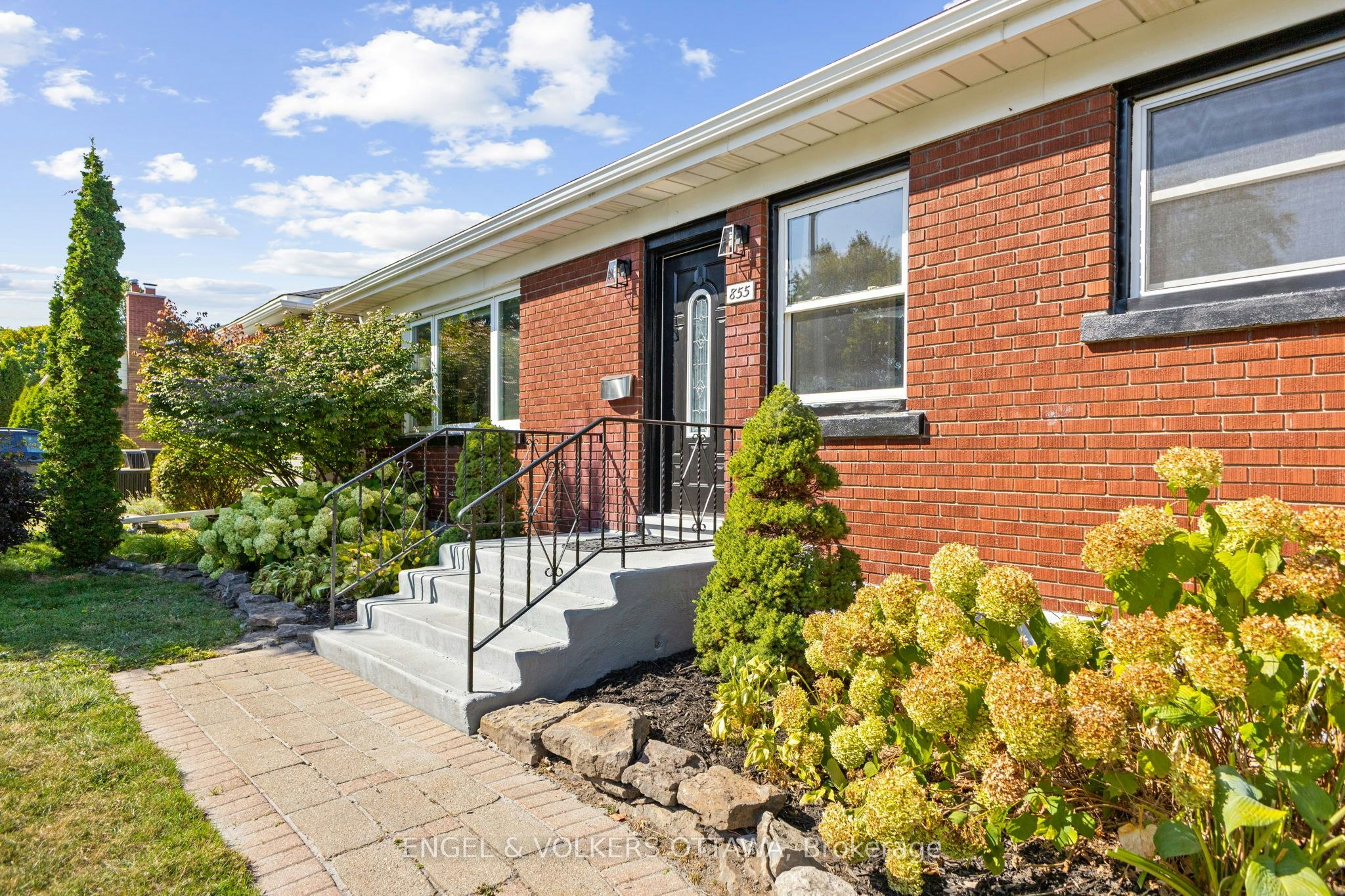 855 Weston Drive, Ottawa, ON, K1G 1W5 - 2