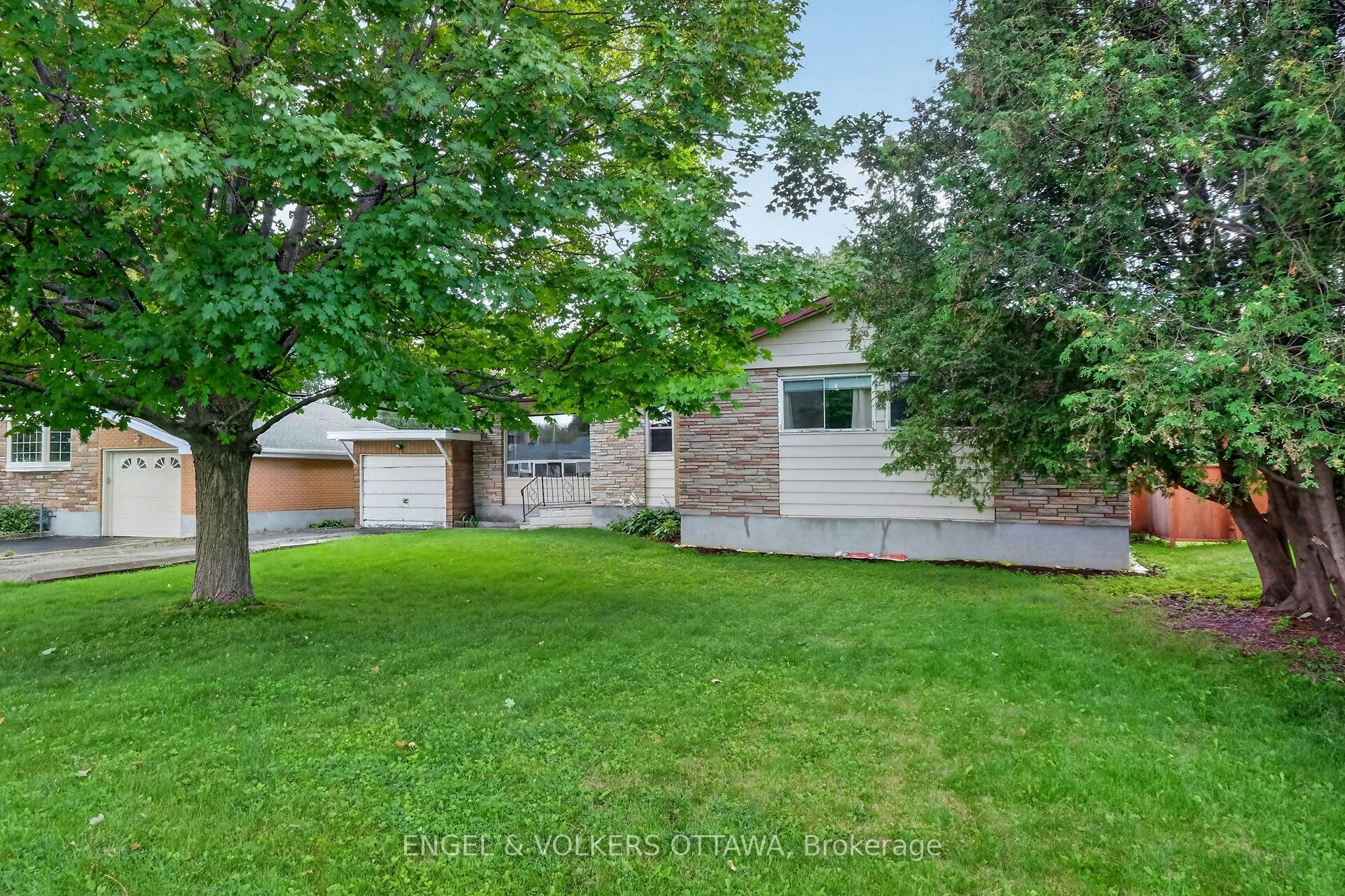 14 Oakview Avenue, Ottawa, ON, K2G 3A1