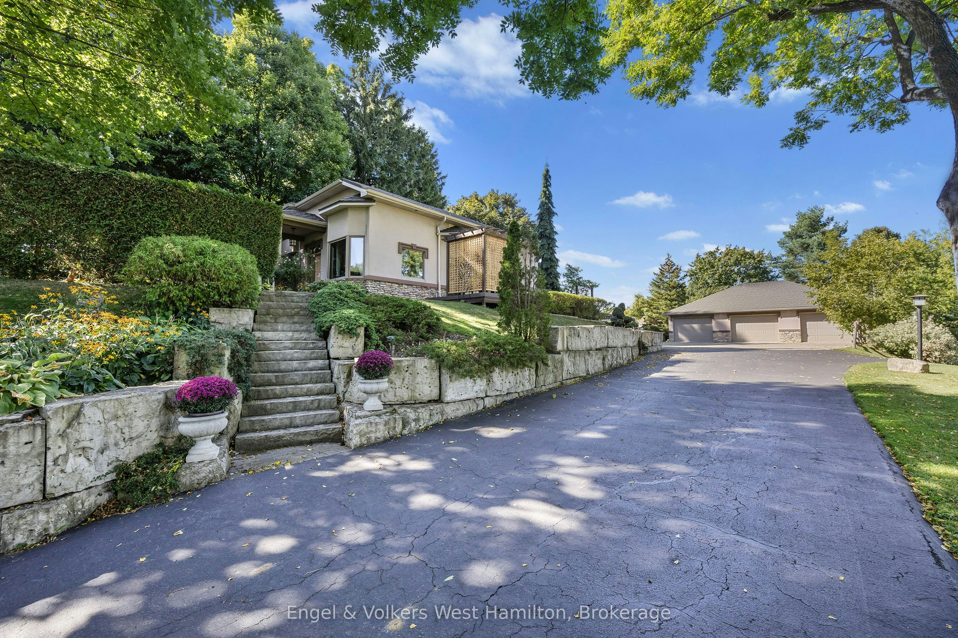 94 8 Highway, Hamilton, ON, L9H 4V5
