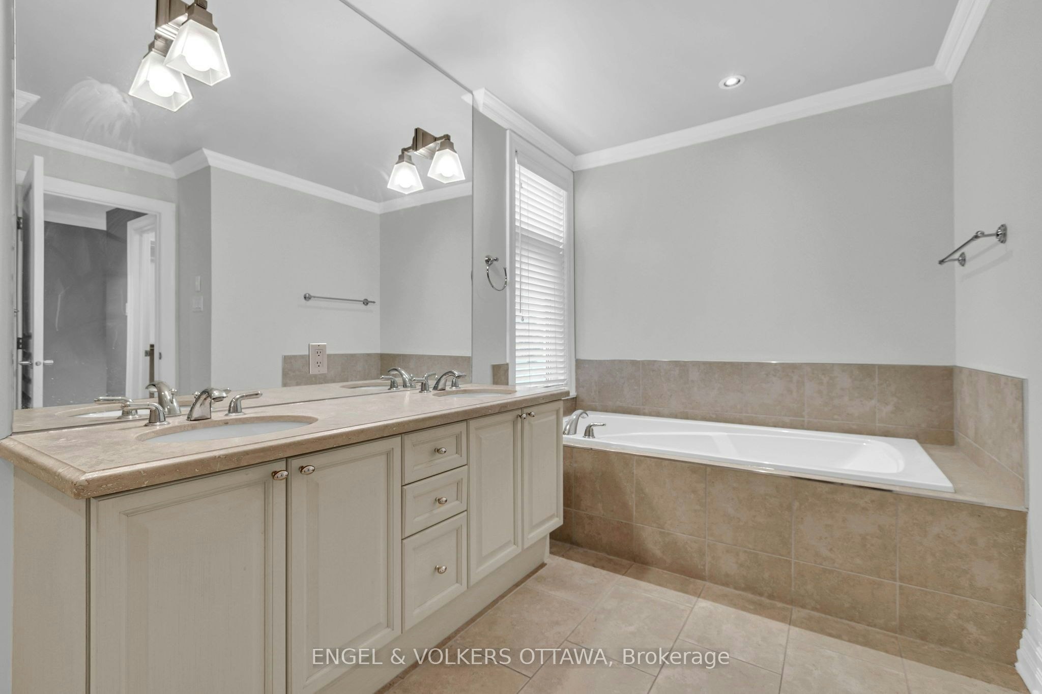 108 Manorhill Private, Ottawa, ON, K1H 2J4 - 17