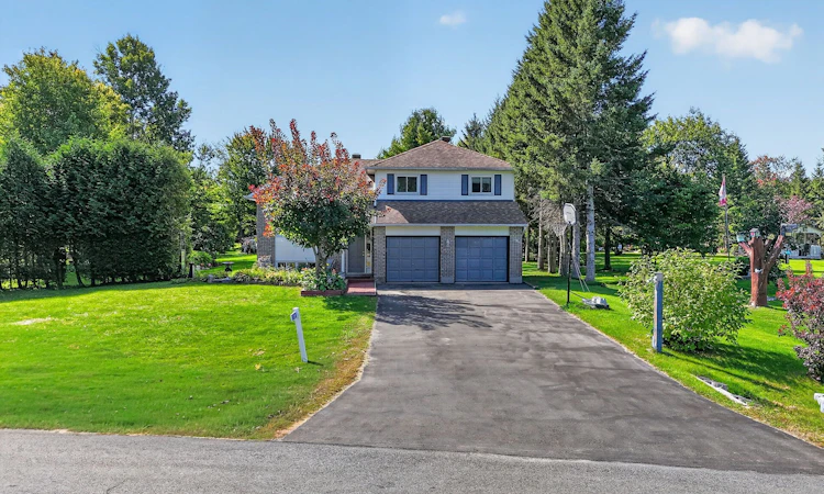 1124 Des Pommiers Street