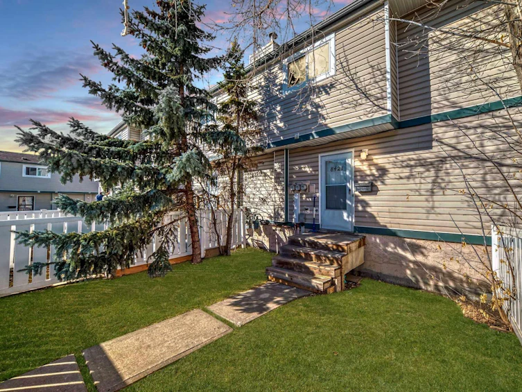 8421 29 Avenue NW, Edmonton, AB, T6K 3M8 - 2