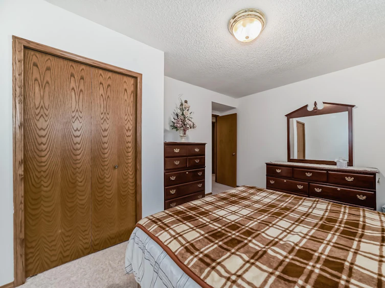 4003 38a Avenue NW, Edmonton, AB, T6L 6R5 - 36