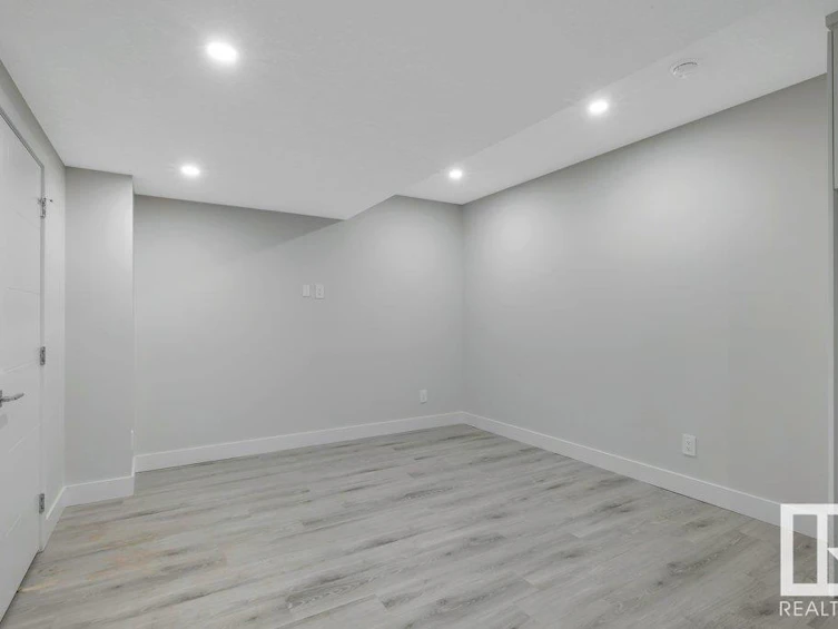 10419 55 Avenue, Edmonton, AB, T6H 0W5 - 38