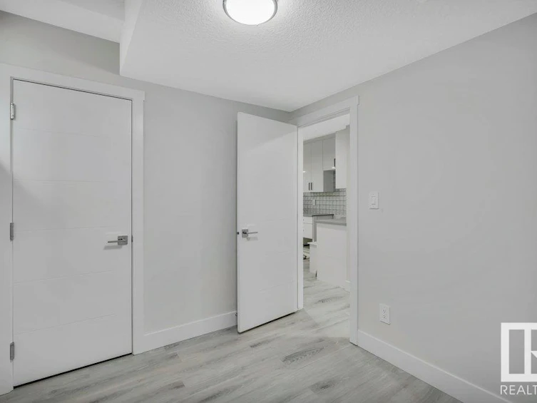 10419 55 Avenue, Edmonton, AB, T6H 0W5 - 42