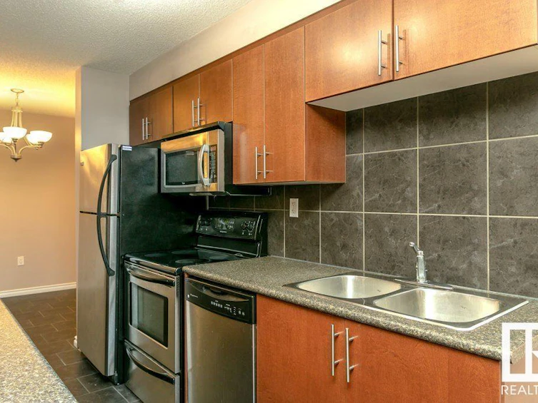 210-10118 106 Avenue NW, Edmonton, AB, T5H 0B8 - 9