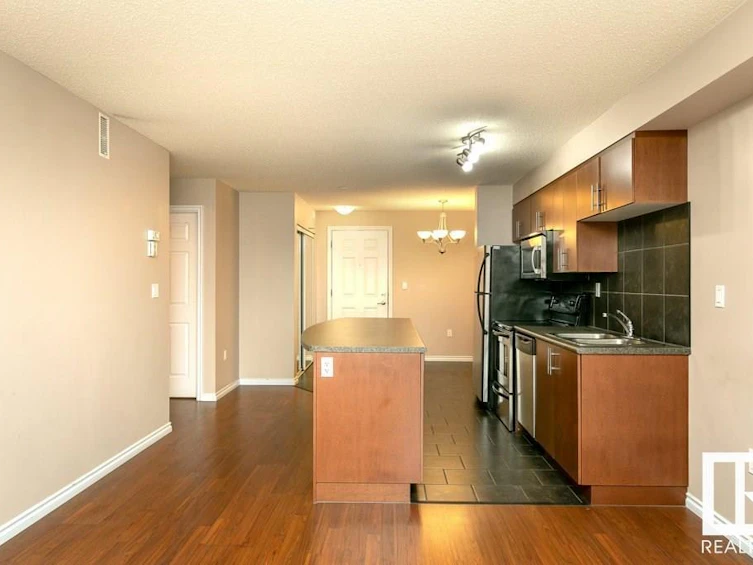 210-10118 106 Avenue NW, Edmonton, AB, T5H 0B8 - 10