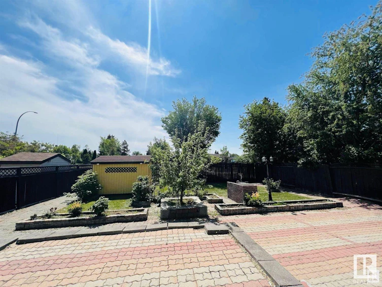 4531 25 Avenue NW, Edmonton, AB, T6L 3X6 - 9