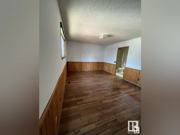 4531 25 Avenue NW, Edmonton, AB, T6L 3X6 - 10