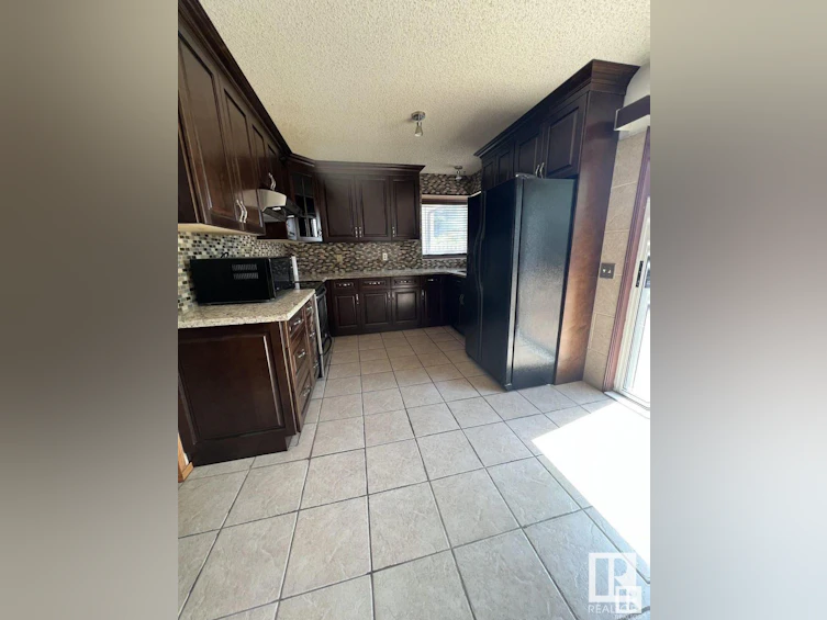 4531 25 Avenue NW, Edmonton, AB, T6L 3X6 - 12