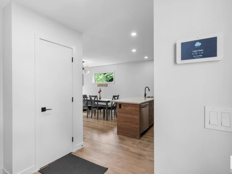 11204 95a Street, Edmonton, AB, T5G 1N8 - 5