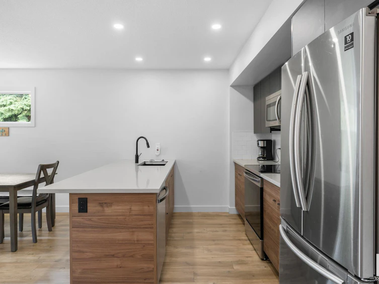 11204 95a Street, Edmonton, AB, T5G 1N8 - 9