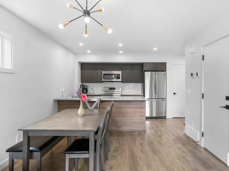 11204 95a Street, Edmonton, AB, T5G 1N8 - 11