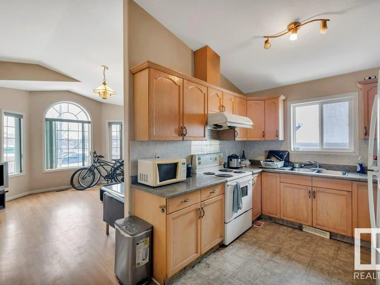 9518 106 Avenue, Edmonton, AB, T5H 0N2 - 10
