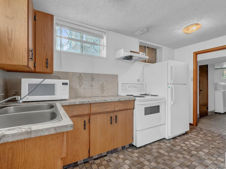 12244 77 Street, Edmonton, AB, T5B 2H1 - 25