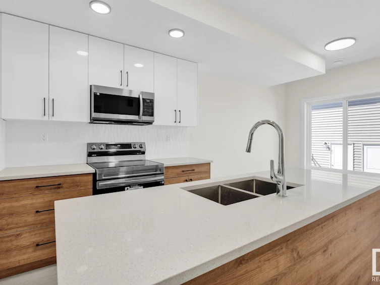 12742 130 Street, Edmonton, AB, T5L 1L2 - 11
