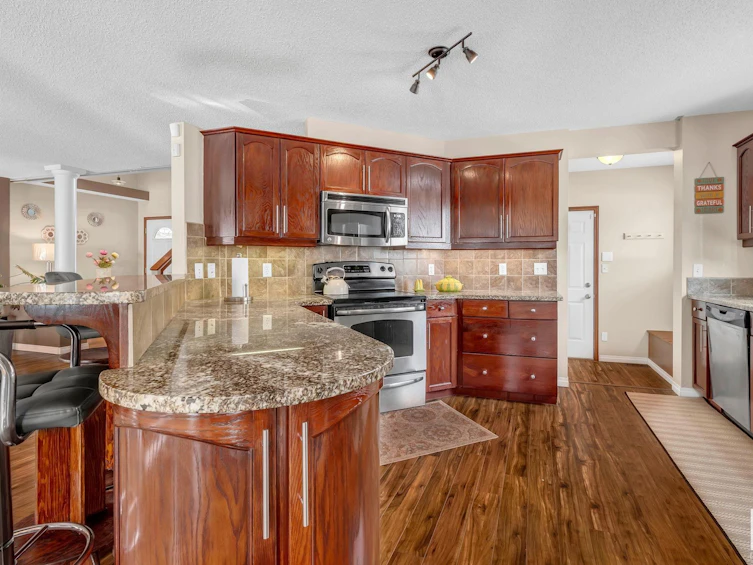 1104 116a Street, Edmonton, AB, T6J 6Y7 - 11