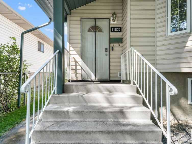 11822 78 Street, Edmonton, AB, T5B 2J4 - 4
