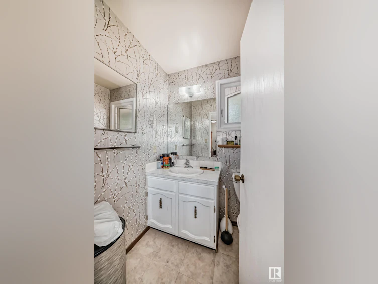 2424 83 Street NW, Edmonton, AB, T6K 3G8 - 24