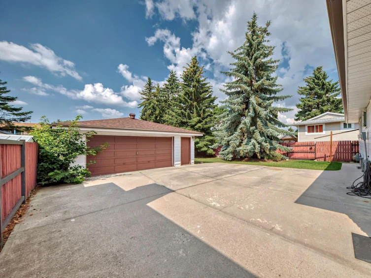 2424 83 Street NW, Edmonton, AB, T6K 3G8 - 38