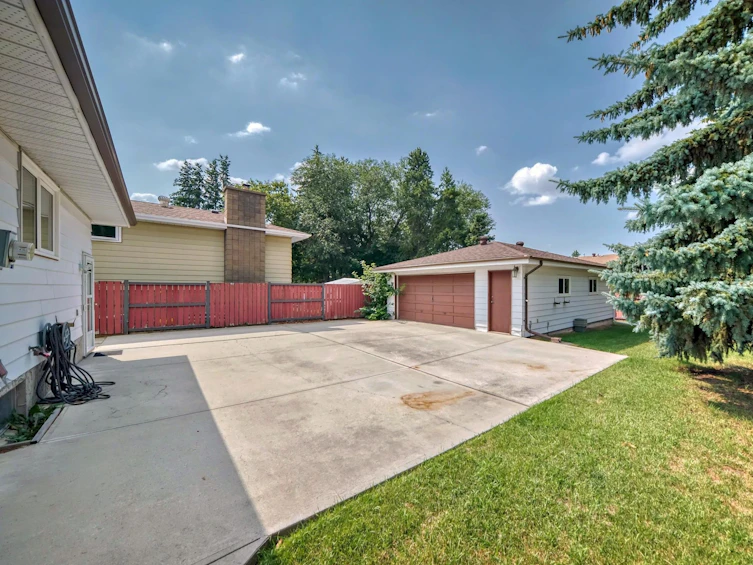 2424 83 Street NW, Edmonton, AB, T6K 3G8 - 41