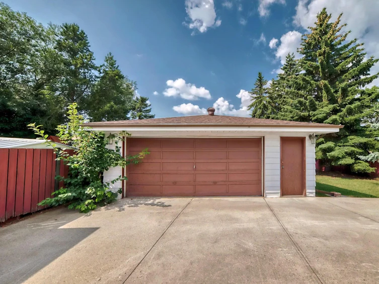 2424 83 Street NW, Edmonton, AB, T6K 3G8 - 42