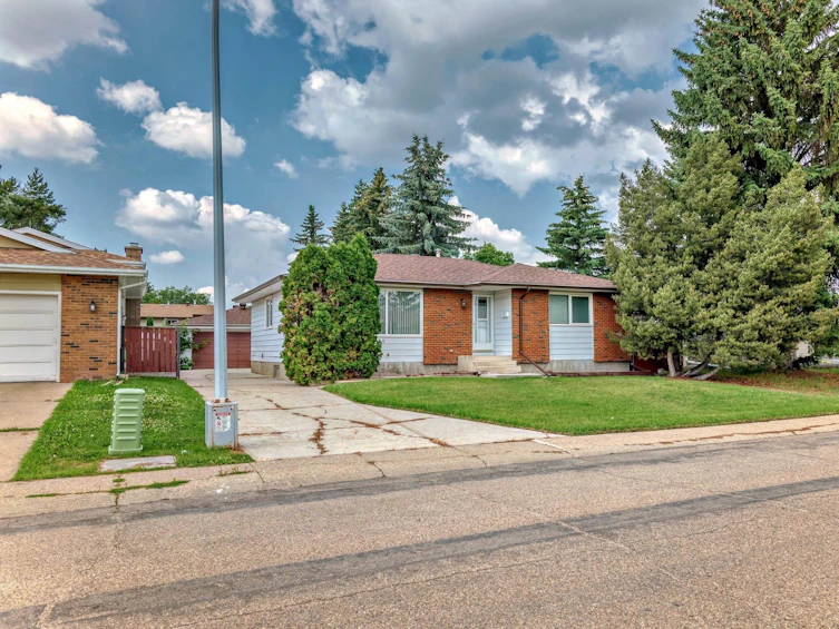 2424 83 Street NW, Edmonton, AB, T6K 3G8 - 44