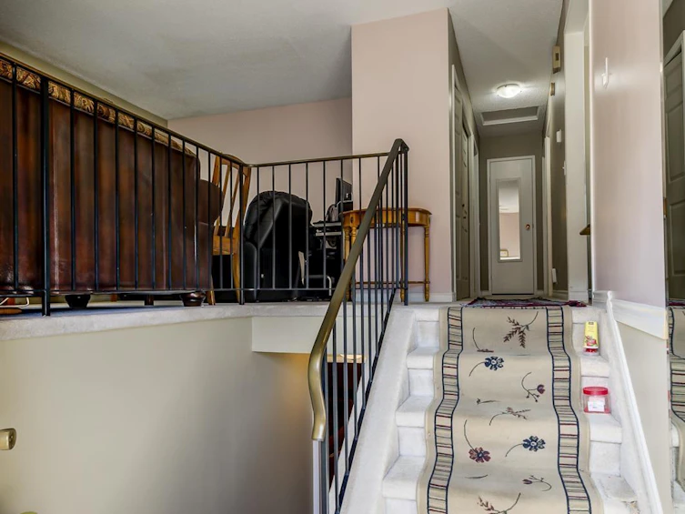 6038 35a Avenue NW, Edmonton, AB, T6L 1G8 - 4