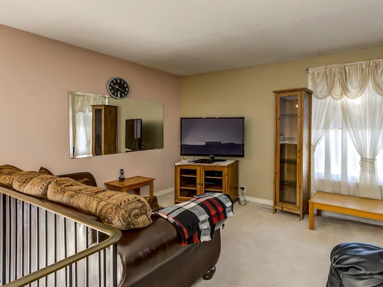 6038 35a Avenue NW, Edmonton, AB, T6L 1G8 - 5