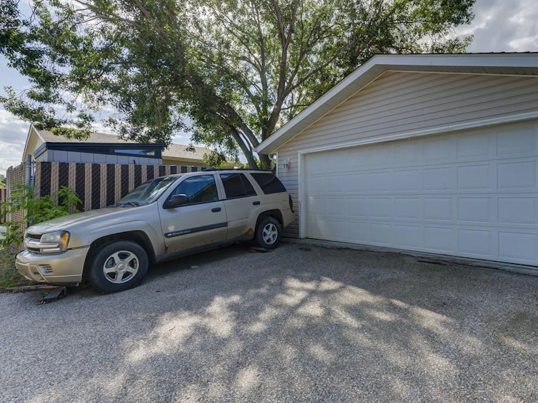 6038 35a Avenue NW, Edmonton, AB, T6L 1G8 - 35