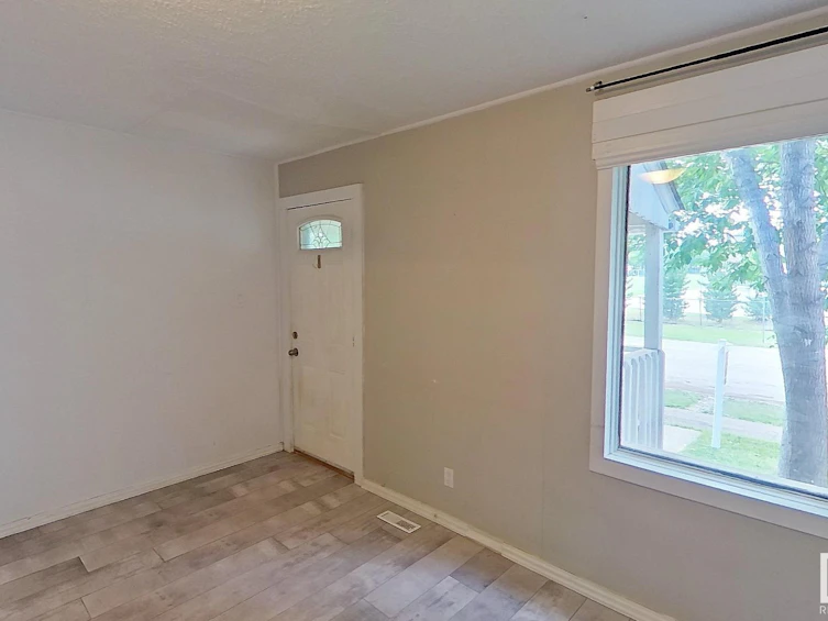 9846 72 Avenue, Edmonton, AB, T6E 0Z1 - 4