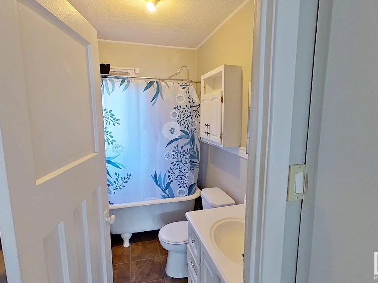9846 72 Avenue, Edmonton, AB, T6E 0Z1 - 10