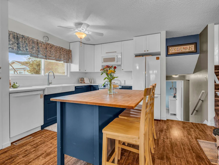 9835 165 Avenue, Edmonton, AB, T5X 4Z1 - 9
